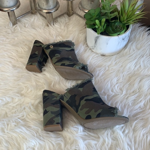 G By Guess Women’s Camouflage Peep Toe Mules Canvas Sandals Size 8.5 - Picture 2 of 11